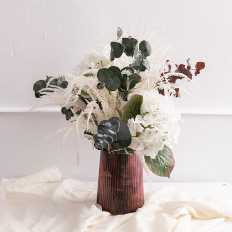 comprar centro de flores de hortensias blancas artificiales y flores preservadas