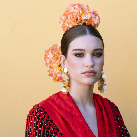 ramillete de flamenca con Clavel amarillo con tonalidades en naranja