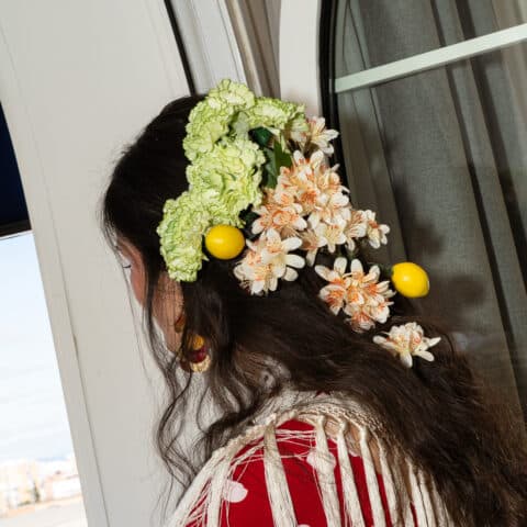 DISEÑO FLORAL ANDALUZ CON 4 CLAVELES, 7 RAMITOS AZAHAR Y 2 LIMONES