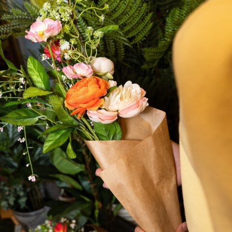 Ramo decorativo de flores artificiales en tonos rosa, crema y naranja