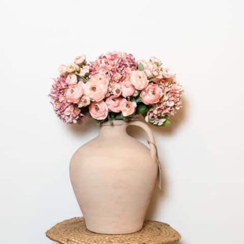 TINAJA CON FLORES ROSAS