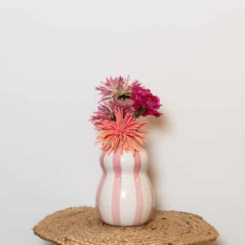 JARRÓN RAYAS CON FLORES ROSA Y CORAL