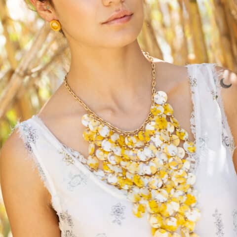 Collar cascada floral amarillo preservado